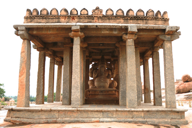 インド　ハンピ　ガネーシャ像