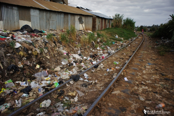 ナイロビのスラム街、キベラでゴミだらけの線路