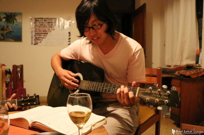 サユリさん宅でギター
