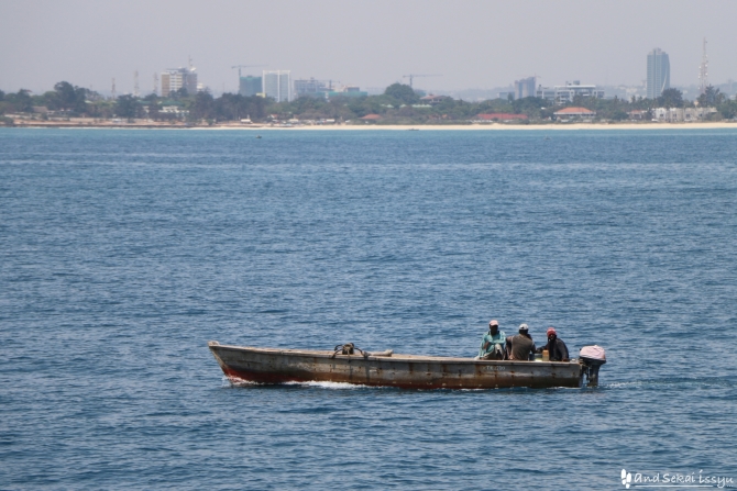 ザンジバル島へのフェリー　今回はAZAMの高速船を利用