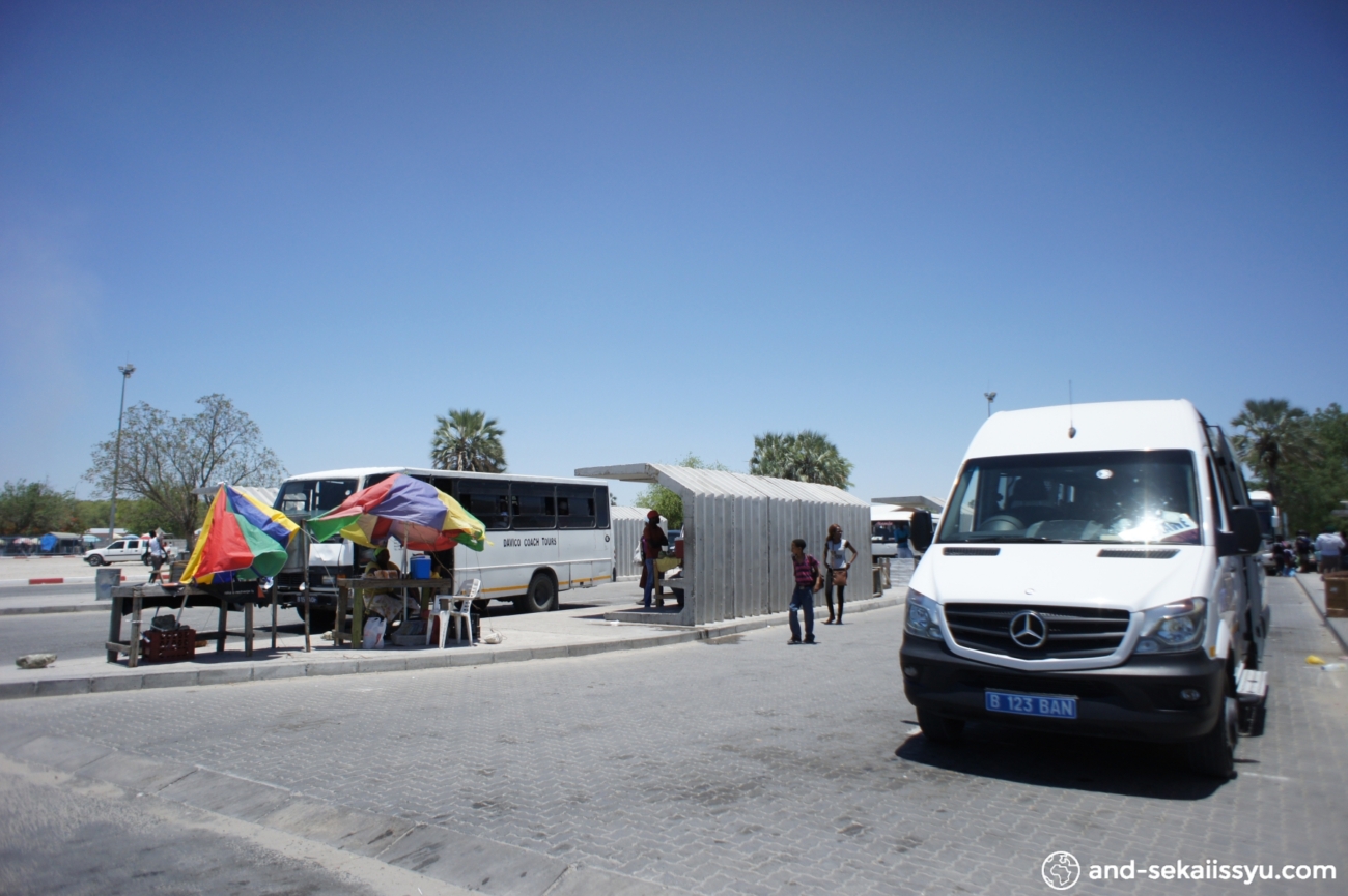 ボツワナのマウンからナミビアのウィントフックにバスとヒッチハイクで移動
