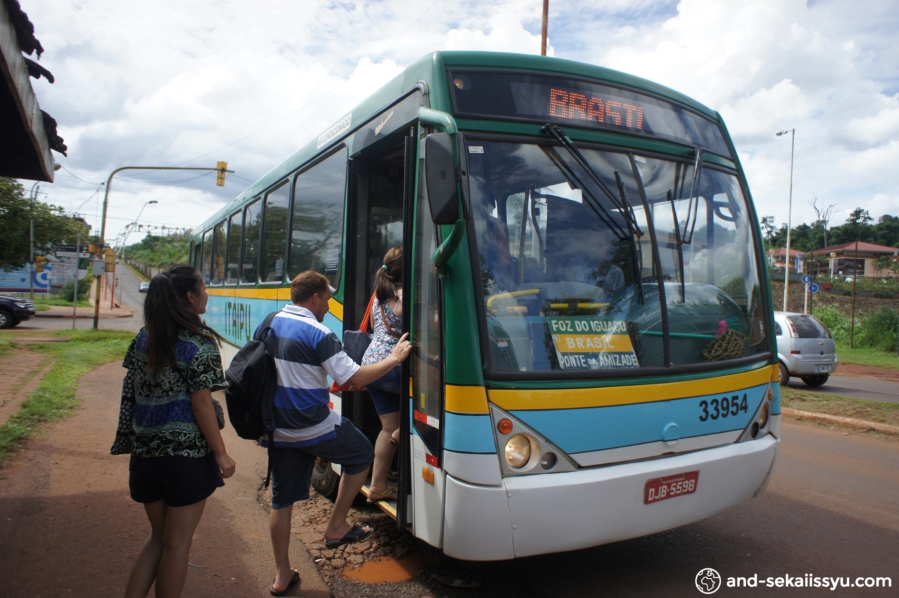 イグアスの滝へのバス