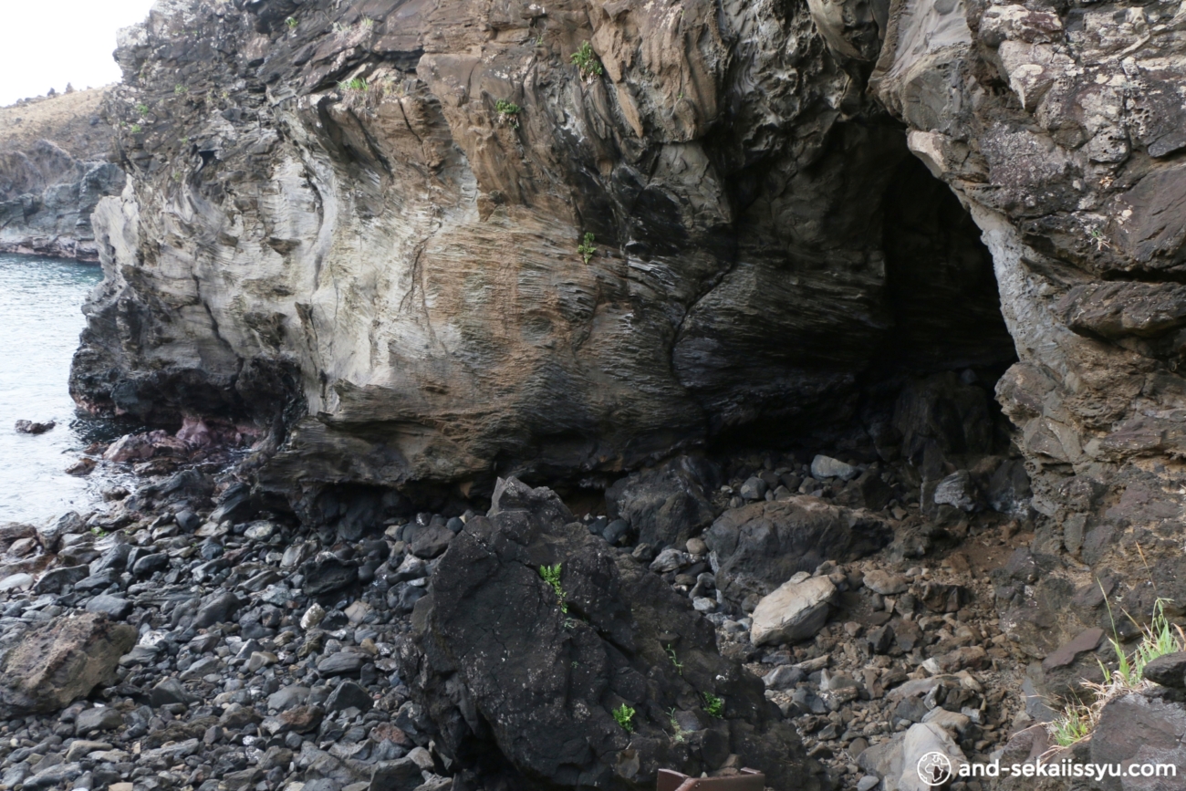 イースター島のアナカイタンガタ（食人洞窟）